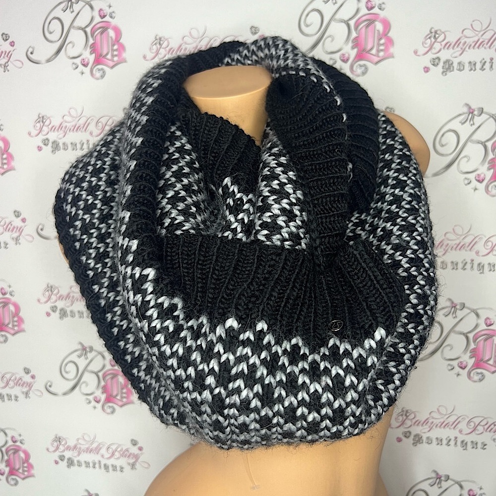 Lululemon scarf circle knit logo metal emblem white black thick knitted yarn